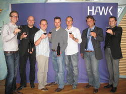 Stoßen mit HAWK-Wein an: (v.l.n.r.) HAWK-Gründercoach Tim Bauer, Ingo Poppe, Christian K&