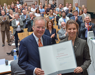 HAWK-Präsidentin Prof. Dr. Christiane Dienel übergibt Gerhard Kemper die Ernennungsurkunde