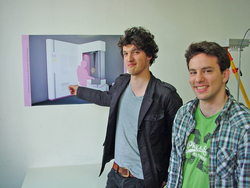 Marcel Heise (links) und Andreas Patsiaouras stellen ihre Pendel-Vitrine mit Touchscreen vor.