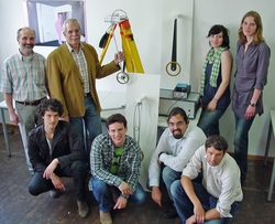 Das interdisziplinär gemischte Adaptronik-Team bei der Präsentation: (v.l.n.r.) Prof. Dr. 