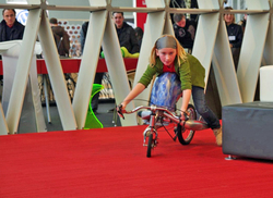 Auch für kleine Cebit-Gäste: Die Akkuschrauberrenner fahren tatsächlich - und das lei
