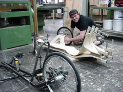 Jirka Wolff arbeitet an der Radaufhängung des Renners, der zum großen Teil aus superleich