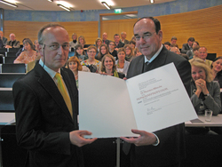 Überreichung der Ehrenurkunde: HAWK-Präsident Prof. Dr. Dr. h.c. Martin Thren (rechts) ern
