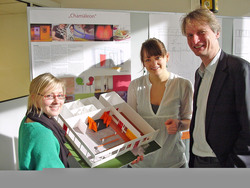 Carolin Schmidtke (links) und Lotta Paulus präsentieren Prof. Günter Weber ihren Entwurf f