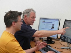 Prof. Dr. Roland Bader (im Hintergrund) und sein Wissenschaftlicher Mitarbeiter Thomas Kittel (vorn)