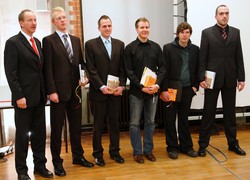 (v.l.n.r.)Dekan Alfred Breukelman, Christian Clausen (Holzingenieurwesen), Simon Goldmann (Bauingeni