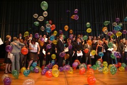 In Holzminden regnete es Luftballons am Ende der  Diplomfeier