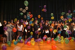 In Holzminden regnete es Luftballons am Ende der  Diplomfeier