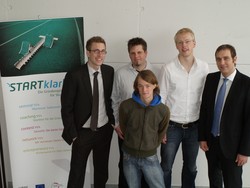 (v.l.n.r.) HAWK-Gründercoach Tim Bauer, Mark Töbermann, Christian Köpper, Christian C