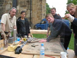Markus Kleine (links) erklärt, den Studierenden Mona Jelinski, Sebastian Jaming, Dirk Scharf un