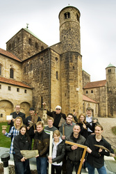 Mit historischen Werkzeugen werden Studierende und Dozenten des Master-Studiengangs Baudenkmalpflege
