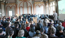 Prof. Dr. Alfred Breukelman, Dekan der Fakultät Bauwesen, begrüßt die rund 200 Studi