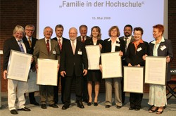 Gruppenbild der Gewinnerhochschulen: Vizepräsident Prof. Dr. Georg Klaus (Zweiter von links) ve