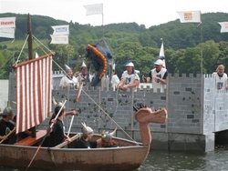 Die schwimmende HAWK-Burg trotzte der Konkurrenz im Wikingerboot