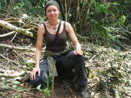 Gesche Böbinger, Teilnehmerin der HAWK-Exkursion nach Peru, bei einer Baumpflanzung in Oxapampa