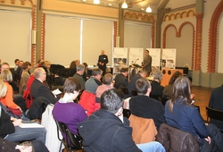 Prof. Gerd Kaellander von der Fakultät Bauwesen moderiert die architektonischen Fallbeispiele