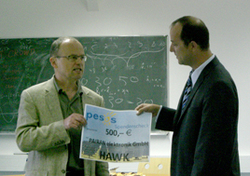 Der Vertriebsleiter Lars Pinnecke überreicht eine Spende an Herrn Prof. Dr. Stock