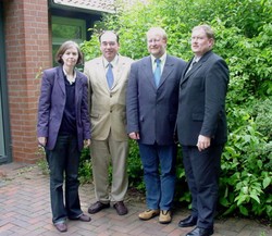 (v.l.n.r.) Susanne Kleibl und Pr&auml;sident Prof. Dr. Martin Thren von der HAWK, Dr. Hans-J&uuml;rg