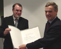 HAWK-Vizepräsident Prof. Dr. Hubert Merkel (links) überreicht Dr. Volker Carstens die Ernennungsurku