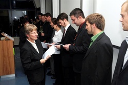 Studiendekanin, Frau Prof. Dr. Gisela Ohms überreicht die Auszeichnungen