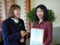 Dr. Sylvia Korz (links), Leiterin des Akademischen Auslandsamtes, übergibt Jianwei She den diesjähri