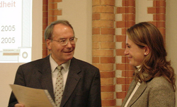 Prof. Dr. Udo Wilken vom FÃ¶rderverein der FakultÃ¤t Soziale Arbeit und Gesundheit gratuliert Jessic