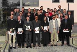 Die 27 Absolventinnen und Absolventen mit ihren Lehrern