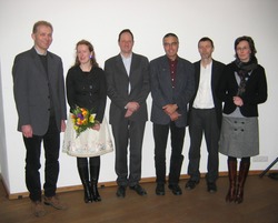 Dr. Alexandra Schieweck (2.v.l.) strahlend im Kreise der Gutachter bzw. des Prüfungsausschusses