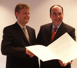 HAWK-Präsident Prof. Dr. Martin Thren (rechts) überreicht Dr. Dirk Dujesiefken die Ernennungsurkunde