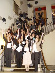 Die ersten elf Master- und die 41 Bachelor-Absolventinnen und Absolventen der HAWK in den Bereichen 