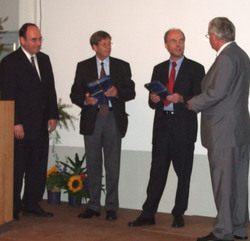 (v.l.n.r) HAWK-Präsident Prof. Dr. Martin Thren, Joachim Hildebrandt, Dekan Prof. Dr. Ulrich Ha
