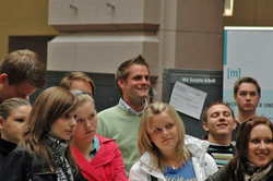 Christopher Jäger im Kreise seiner Kommilitoninnen und Kommilitonen