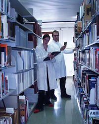 Studierende der HAWK-Studienrichtung ?Restaurierung von Buch und Papier? untersuchen im Praxisprojek