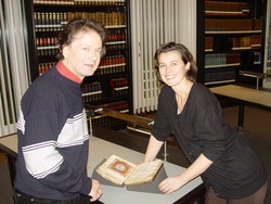 Verwaltungsprof. Dr. Patricia Engel vom Fachbereich Konservierung und Restaurierung (rechts) und der