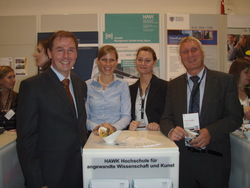 (Das Foto zeigt v.l.n.r: Prof. Dr. Matthias Weppler, Maike Horstmann (IW 5), Stephanie Kirchhoff (IW