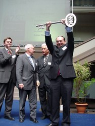 Präsident Thren nimmt den eigens gefertigten Riesenschlüssel mit HAWK-Logo für den Ne