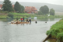 Werbung für die Forstwirtschaft: Studenten befahren die Weser dem selbstgebauten Floß (un