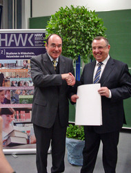 HAWK-Präsident Prof. Dr. Dr. h.c. Martin Thren (links) überreicht IHK-Geschäftsstelle