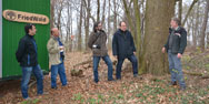 Revierleiter Ernst Kreysern von den Niedersächsischen Landesforsten (rechts) erklärt das F