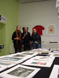  Im Grafik-Kiosk können die Gäste zahlreiche Werke als Andenken erwerben