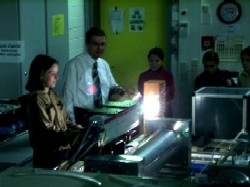 Die Lasertechnologie fasziniert die Sch&uuml;lerinnen 