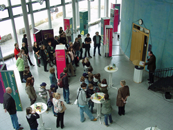 HAWK-Präsident Prof. Dr. Martin Thren (rechts) eröffnet die Ausstellung ?Technik im Korset