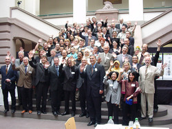 Internationales Gruppenbild im Lichthof der HAWK in Holzminden.