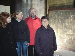 Pfarrer Schorr und die für St. Sebald verantwortliche Architektin Alexandra Fritsch mit den Stu