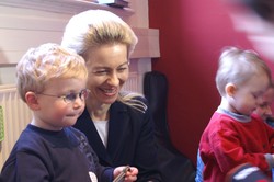 Bundesfamilienministerin Ursula von der Leyen spielt mit den HAWK-Kindern in der Tappenstraße