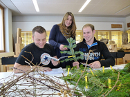 Zukünftige Stadtbaum-Spezialisten (Arboristen) üben im Unterricht das Bestimmen von Pflanz