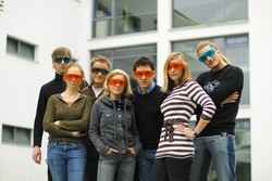 Studentinnen und Studenten mit Laserschutzbrillen: Mit gutem Durchblick in die Zukunft schauen.