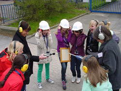Bauphysik beim Zukunftstag: Die kreischenden Mädchen bringen es auf 118 Dezibel  Foto: Ralf Gro