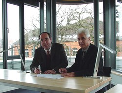 Unterzeichnung des Übergabeprotokolls: HAWK-Präsident Prof. Dr. Martin Thren (links) und D