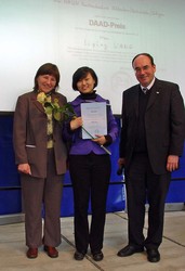 (v.l.n.r.) Dr. Sylvia Korz, Leiterin des Akademischen Auslandsamtes, Preisträgerin Liquing Wang